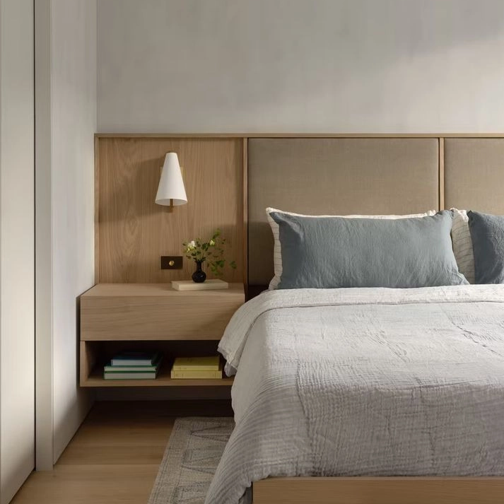 Stenska lesena nočna omarica za gostinsko spalnico