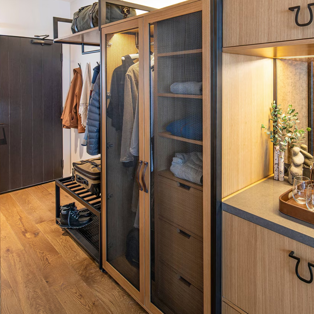 Lemari Pakaian Suite Hotel Veneer Kayu