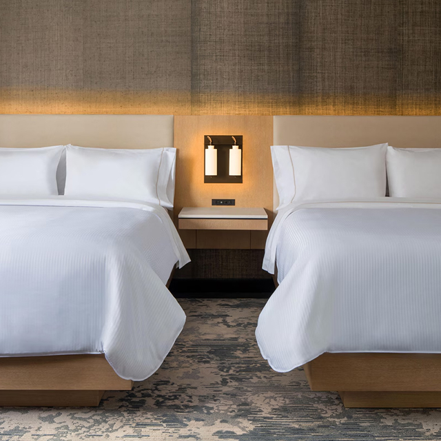 Mesa de cabeceira de madeira do suporte noturno do hotel da mob&iacute;lia do contrato